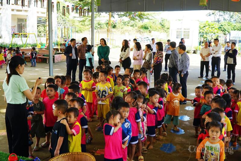 Thứ trưởng Bộ Công Thương Phan Thị Thắng thăm Trường mẫu giáo Hoa Đào, ở thôn 4, xã Tà Đùng. Ảnh: Vũ Long