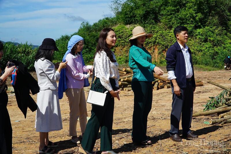 Thứ trưởng Bộ Công Thương Phan Thị Thắng kiểm tra một khu vực ở địa bàn xã Tà Đùng. Ảnh: Vũ Long
