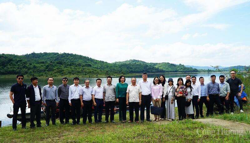 Thứ trưởng Bộ Công Thương Phan Thị Thắng cùng đoàn công tác Ban chỉ đạo Trung ương các chương trình mục tiêu Quốc gia chụp ảnh lưu niệm với lãnh đạo địa phương tại khu du lịch Tà Đùng. Ảnh: Vũ Long