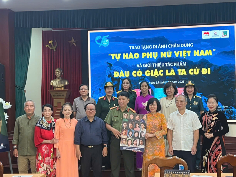 Buổi trao di ảnh chân dung “Tự hào Phụ nữ Việt Nam” và giới thiệu tác phẩm “Đâu có giặc là ta cứ đi”. Ảnh: Hương Sen
