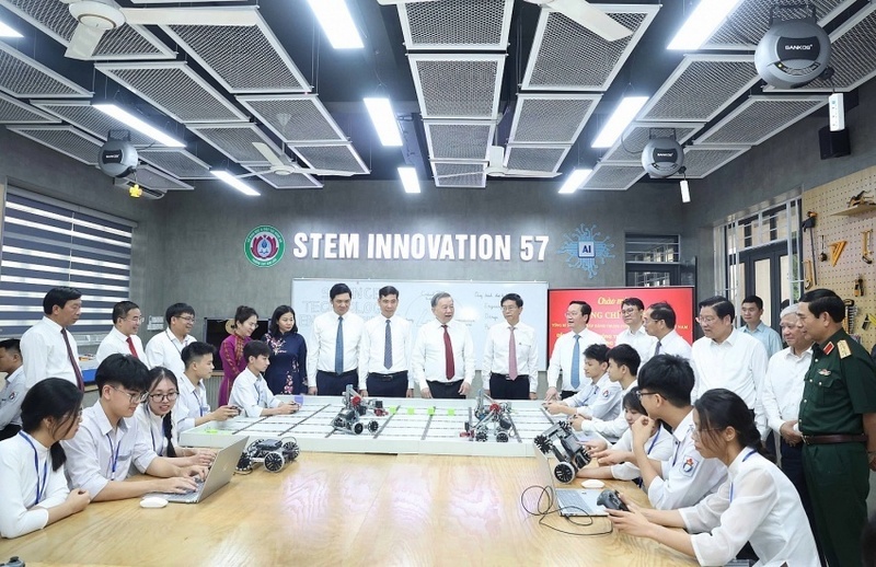 Tổng Bí thư Tô Lâm cùng đoàn công tác tham quan phòng thực hành STEM tại Trường THPT Kim Liên (Nghệ An) (Ảnh: Petrovietnam)