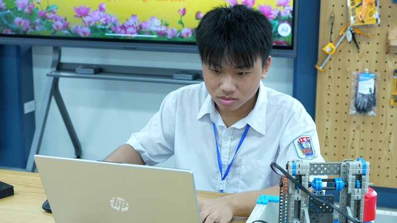 Em Nguyễn Tuấn Anh, học sinh lớp 12A2, Trường THPT Lý Tự Trọng (Ninh Bình): Phòng thực hành STEM là nơi em có thể thỏa sức sáng tạo, biến ý tưởng thành hiện thực (Ảnh: Petrovietnam)
