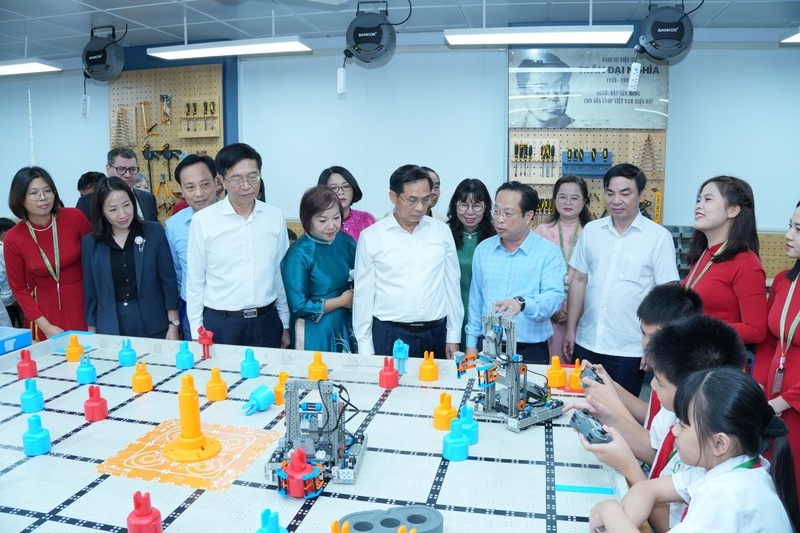 Phó Thủ tướng Bùi Thanh Sơn nghe lãnh đạo Trường THCS Tây Mỗ (Hà Nội) chia sẻ về trải nghiệm của các em học sinh tại phòng thực hành STEM (Ảnh: Petrovietnam)