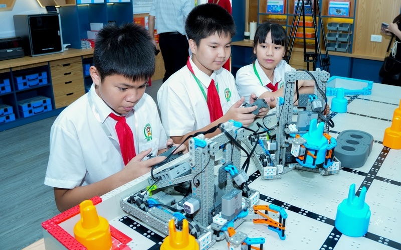 Các em học sinh Trường THCS Tây Mỗ thực hành trên các thiết bị của phòng thực hành STEM (Ảnh Petrovietnam)