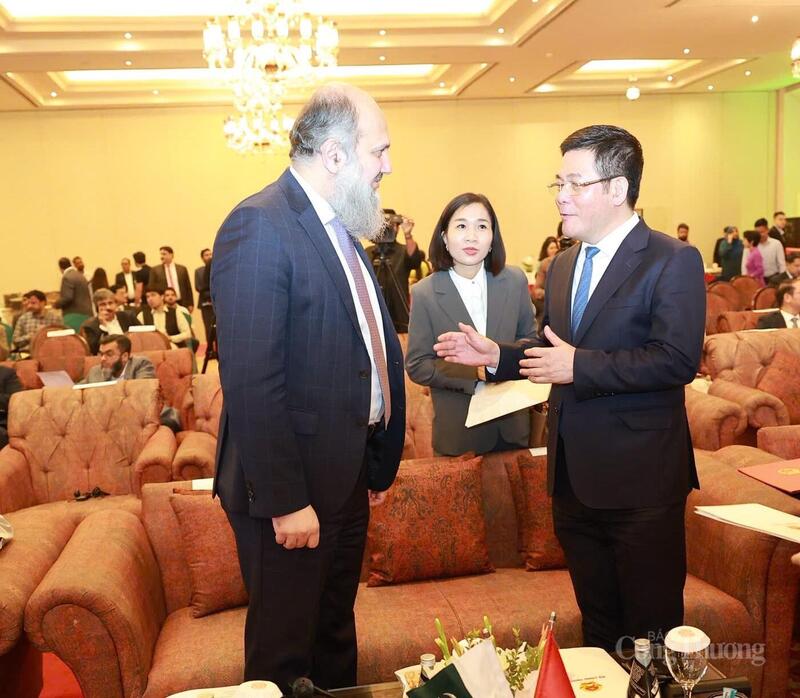 Trước khi Diễn đàn Doanh nghiệp Việt Nam - Pakistan diễn ra, Bộ trưởng Bộ Công Thương Việt Nam Nguyễn Hồng Diên và Bộ trưởng Bộ Thương mại Pakistan đã trao đổi, thống nhất nhiều nội dung, giải pháp tạo điều kiện thuận lợi hơn nữa cho giao thương của doanh nghiệp hai nước.