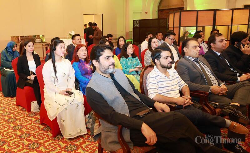 Ngoài ra, Diễn đàn còn có sự tham gia của 100 doanh nghiệp tiêu biểu của hai nước Việt Nam - Pakistan.