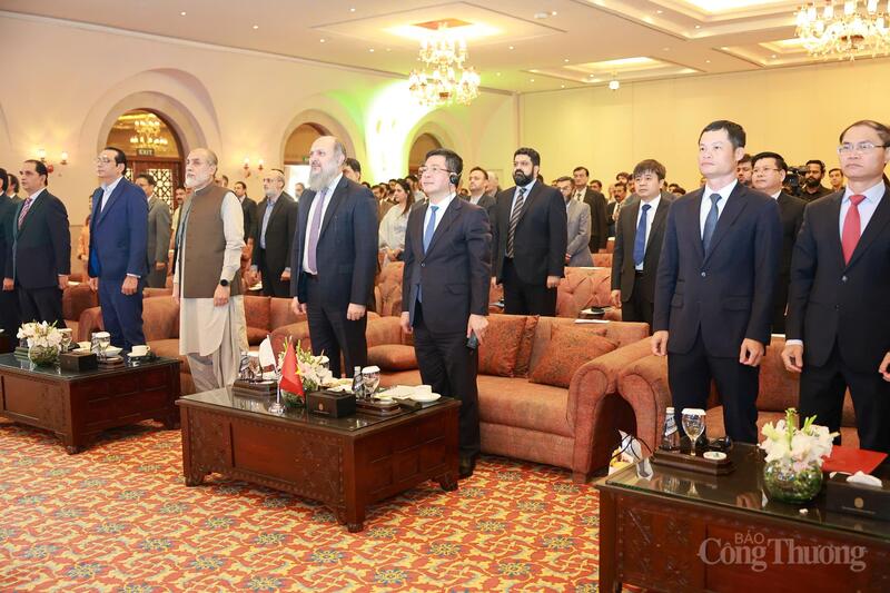Bộ trưởng Nguyễn Hồng Diên cùng Bộ trưởng Thương mại Pakistan và lãnh đạo các bộ của phía Pakistan cùng các đại biểu, doanh nghiệp hai nước tham dự Diễn đàn thực hiện nghi thức hát Quốc ca của mỗi nước.