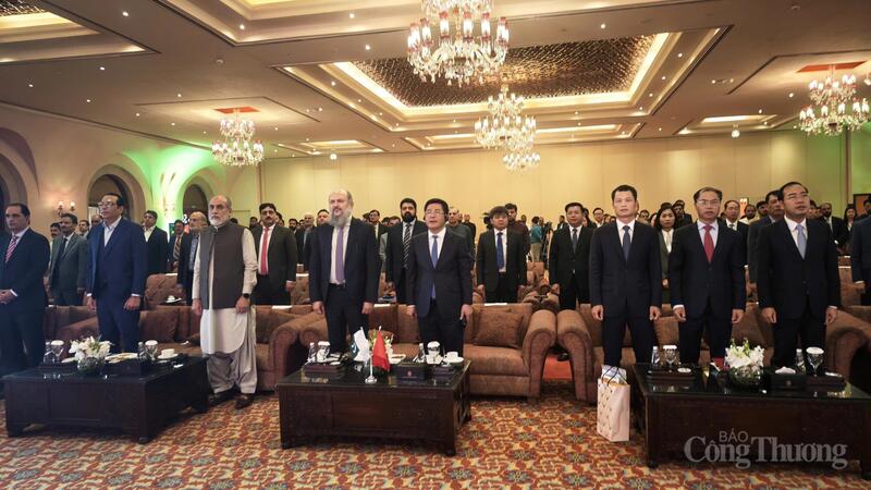 Ngoài Bộ trưởng Bộ Công Thương Việt Nam và Bộ trưởng Thương mại Pakistan, Diễn đàn còn có sự tham dự của 5 Bộ trưởng và 1 Thứ trưởng phía Pakistan thể hiện sự quan tâm sâu sắc của Pakistan đối với việc phát triển quan hệ kinh tế, thương mại với Việt Nam.