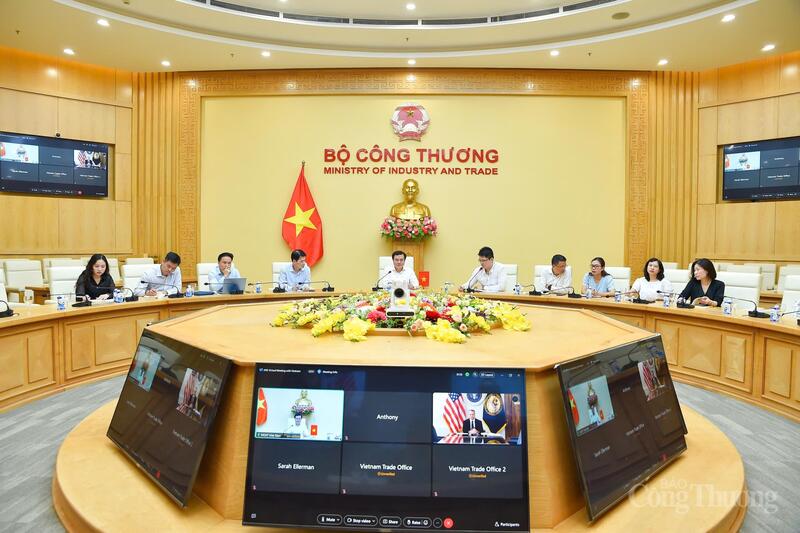 Thứ trưởng Bộ Công Thương Nguyễn Sinh Nhật Tân, Phó Trưởng đoàn Đàm phán Chính phủ về Thỏa thuận thương mại đối ứng với Hoa Kỳ điện đàm trực tuyến với ông Bryan R. Switzer, tân Phó Đại diện Thương mại Hoa Kỳ (Phó USTR).