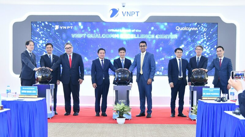 Lãnh đạo cấp cao của VNPT, Qualcommvà các đại biểu nhấn nút khai trương Trung tâm Xuất sắc VNPT – Qualcomm