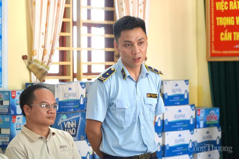 Ông Nguyễn Duy Tuấn, Phó Đội trưởng Đội Quản lý thị trường số 3, Chi cục Quản lý thị trường tỉnh Thái Nguyên. Ảnh: Quỳnh Trang