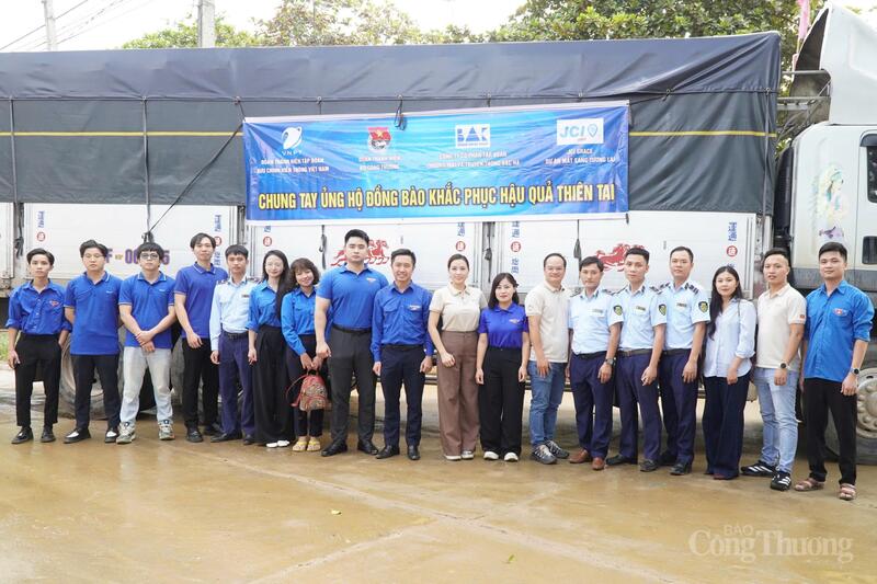 Đoàn thiện nguyện của các đơn vị. Ảnh: Quỳnh Trang