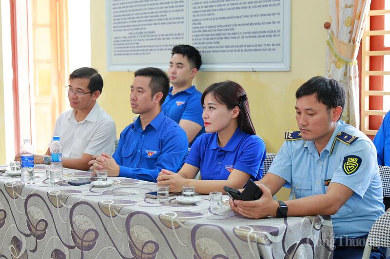 Chị Nguyễn Ngọc Tâm (thứ hai từ phải sang), Quyền Bí thư Đoàn Thanh niên Bộ Công Thương. Ảnh: Quỳnh Trang