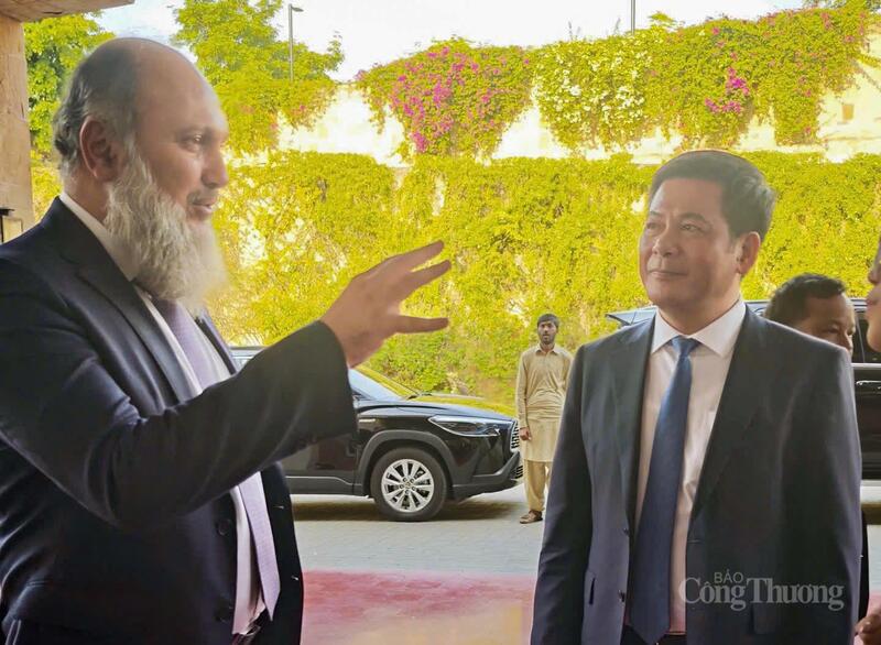 Bộ trưởng Bộ Thương mại Pakistan tiễn Bộ trưởng Nguyễn Hồng Diên cùng đoàn công tác Việt Nam sau khi Diễn đàn Doanh nghiệp hai nước kết thúc.