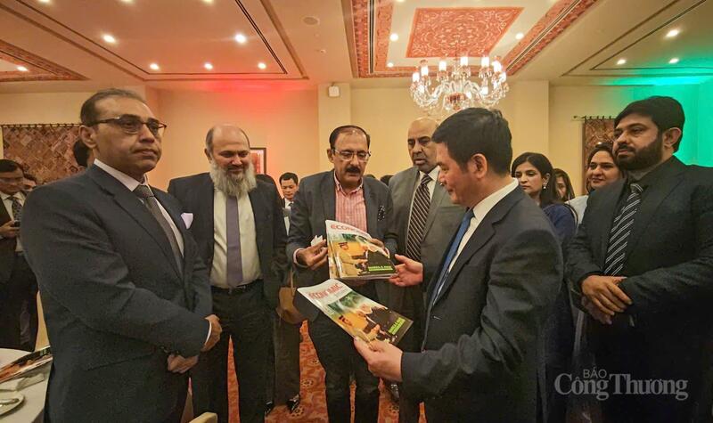 Đặc biệt, sau khi Diễn đàn Doanh nghiệp Việt Nam - Pakistan khép lại, rất nhiều doanh nghiệp Pakistan đã bao quanh Bộ trưởng Nguyễn Hồng Diên để trao đổi thêm nhiều thông tin và đề xuất, kiến nghị tìm cơ hội hợp tác với thị trường Việt Nam.