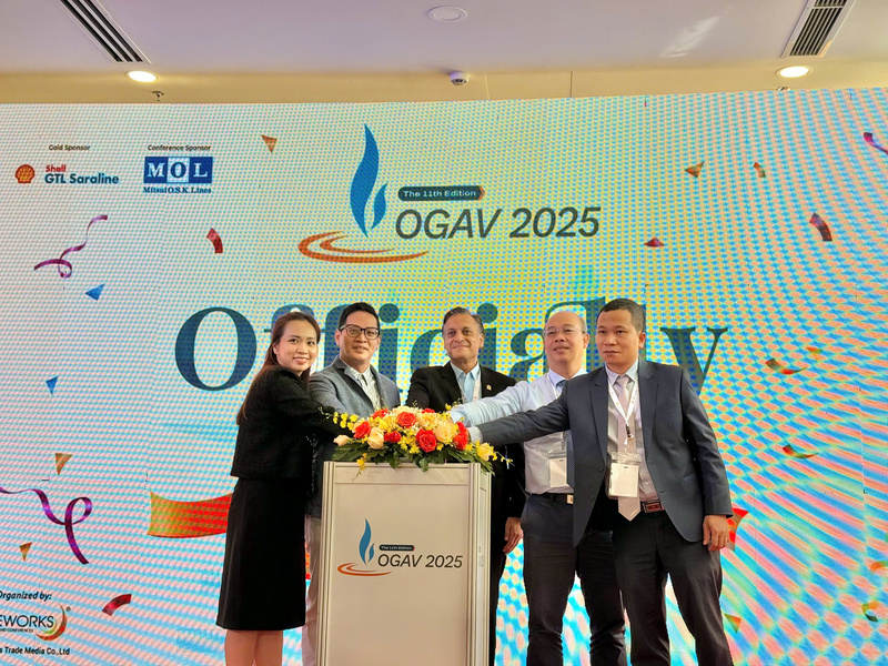 Các đại biểu thực hiện nghi thức nhấn nút khai mạc triển lãm. Ảnh: CTV