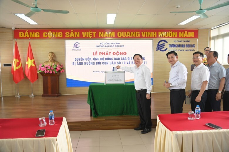 NGƯT.PGS.TS Vũ Đình Ngọ – Bí thư Đảng ủy, Chủ tịch Hội đồng trường; PGS.TS Đinh Văn Châu – Phó Bí thư Đảng ủy, Hiệu trưởng nhà trường; PGS.TS Nguyễn Lê Cường – Ủy viên Ban Thường vụ Đảng ủy, Phó Hiệu trưởng nhà trường quyên góp, ủng hộ đồng bào bị ảnh hưởng bởi bão số 10 và số 11.