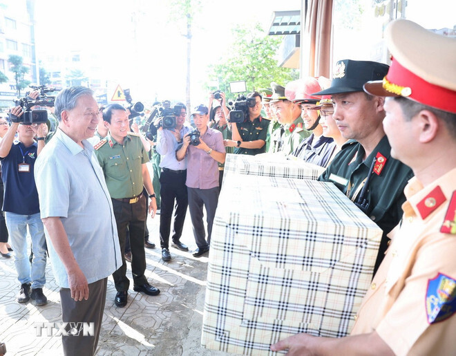 Tổng Bí thư Tô Lâm tặng quà các lực lượng tham gia phòng, chống bão lũ. Ảnh: TTXVN.