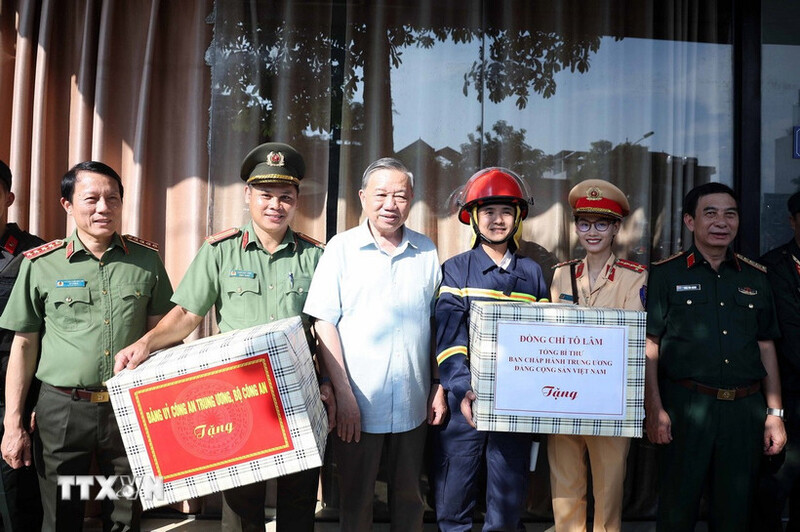 Tổng Bí thư Tô Lâm thăm hỏi, tặng quà các lực lượng tham gia phòng, chống bão lũ và giúp đỡ Nhân dân khắc phục hậu quả trên địa bàn tỉnh. Ảnh: TTXVN.
