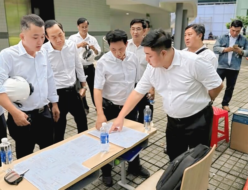 Ông Luân Quốc Hưng, Phó Tổng giám đốc EVNHCMC trực tiếp kiểm tra các phương án cấp điện và chỉ đạo tại hiện trường đảm bảo cấp điện cho Đại hội. Ảnh: EVNHCMC.