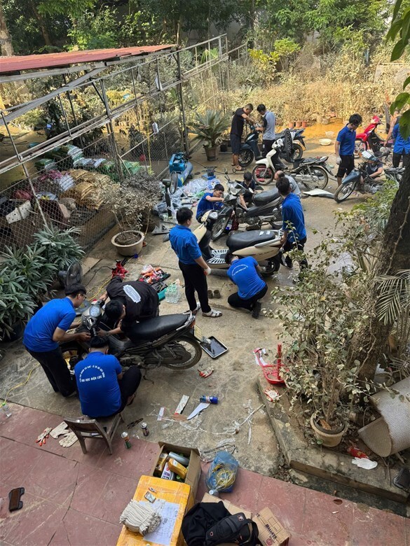 Thanh niên tình nguyện EPU sửa chữa 352 xe gắn máy bị hư hỏng do ngập nước.