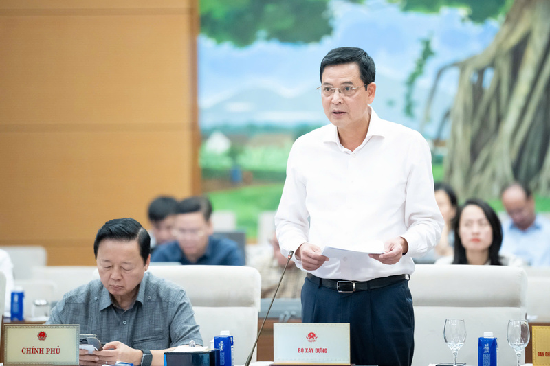 Thứ trưởng Bộ Xây dựng Bùi Xuân Dũng trình bày tờ trình. Ảnh: VPQH