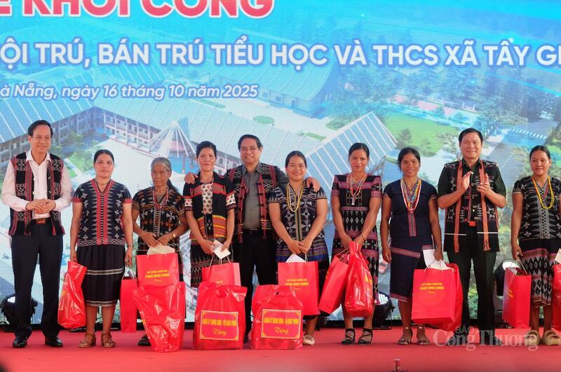Thủ tướng Phạm Minh chính trao quà cho các hộ dân trên địa bàn xã Tây Giang.
