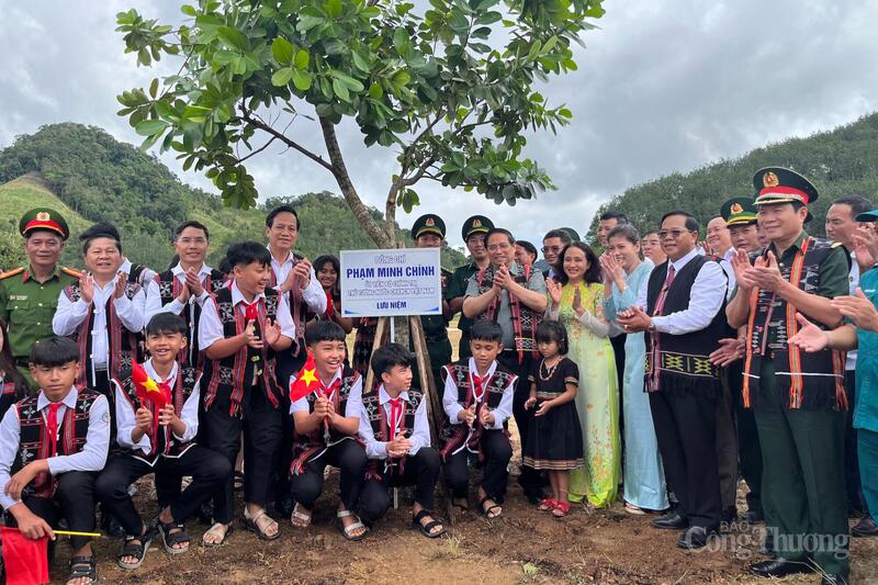 Thủ tướng Phạm Minh Chính và các đại biểu chụp ảnh lưu niệm cùng các thầy cô, các em học sinh xã Tây Giang