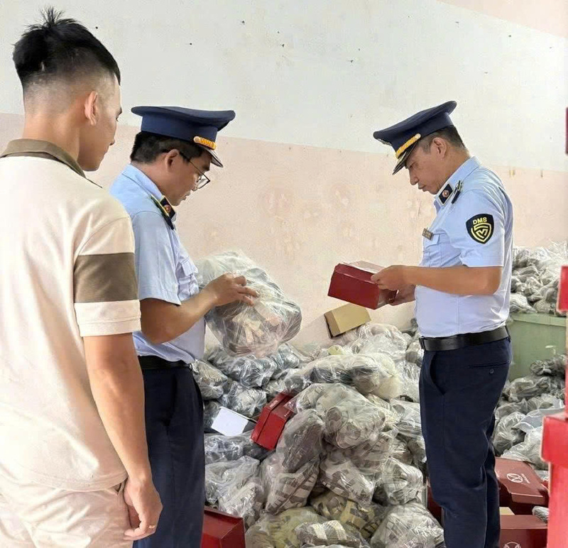 Ngoài lĩnh vực công thương, Tổ công tác còn phối hợp với những ngành khác như nông nghiệp, nội vụ… để kịp thời giải đáp vướng mắc từ cơ sở. Ảnh: Nguyễn Dương.