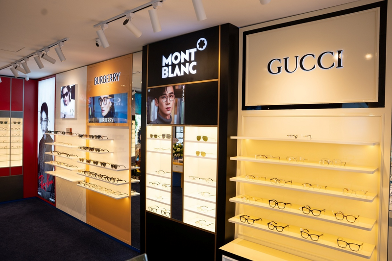 Bên trong showroom Kính Hải Triều