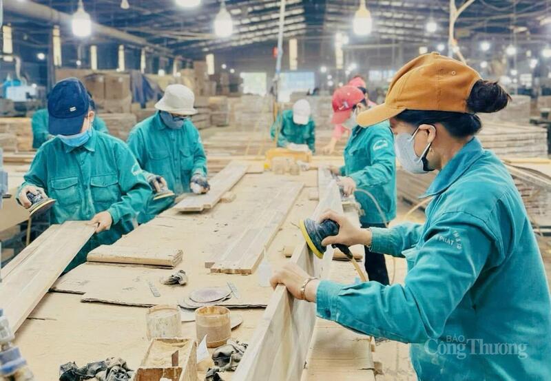 Công nhân làm việc tại Công ty TNHH Sản xuất và Thương mại Xây dựng Thiên Phát. Ảnh: ĐVCC