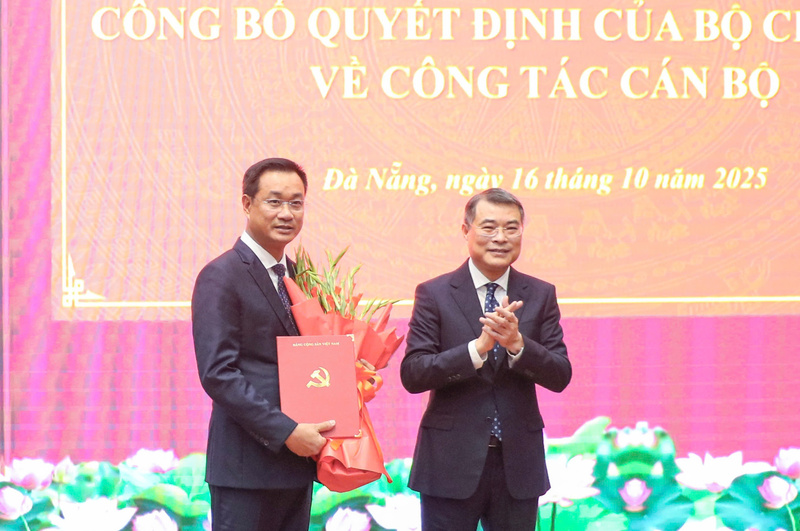 Trưởng ban Tổ chức Trung ương Lê Minh Hưng trao Quyết định và tặng hoa chúc mừng Tân Bí thư Thành ủy Đà Nẵng Lê Ngọc Quang. Ảnh: Thiên Vũ
