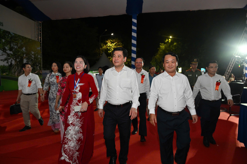 Hội chợ là dịp để giới thiệu, quảng bá đến với đông đảo người tiêu dùng những sản phẩm đạt chuẩn OCOP, sản phẩm công nghiệp nông thôn tiêu biểu, sản phẩm đặc sản của Tuyên Quang và các tỉnh, thành phố khu vực phía Bắc. Ảnh: Cấn Dũng