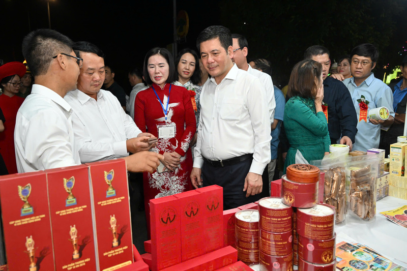 Hội chợ là sự kiện xúc tiến thương mại quan trọng, là nơi tôn vinh sức sáng tạo, bàn tay lao động, tinh thần khởi nghiệp của người dân khu vực phía Bắc, là dịp để các địa phương và tỉnh Tuyên Quang giới thiệu, quảng bá sản phẩm đặc trưng, thúc đẩy liên kết sản xuất - tiêu thụ - đầu tư, mở rộng thị trường, thúc đẩy tiêu dùng bền vững. Ảnh: Cấn Dũng