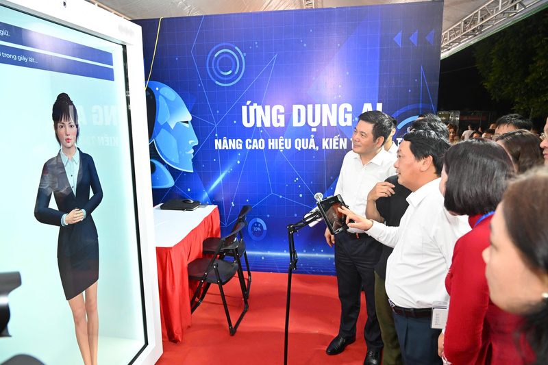 Bộ trưởng Nguyễn Hồng Diên và các đại biểu tham quan gian hàng ứng dụng công nghệ AI. Ảnh: Cấn Dũng