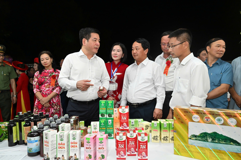 Bộ trưởng Bộ Công Thương Nguyễn Hồng Diên và Bí thư Tỉnh uỷ Tuyên Quang Hầu A Lềnh tham quan gian hàng. Ảnh: Cấn Dũng