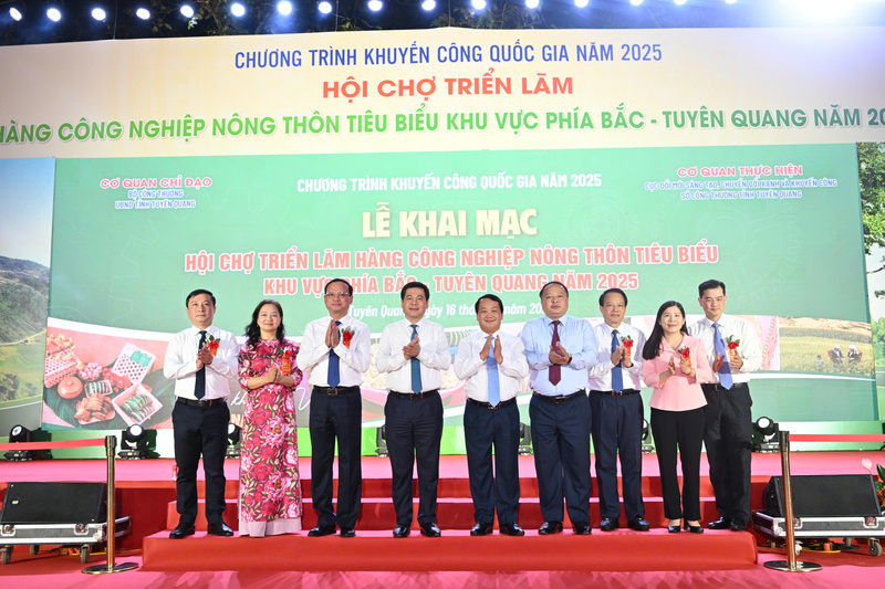 Các đại biểu tham dự lễ khai mạc hội chợ. Ảnh: Cấn Dũng
