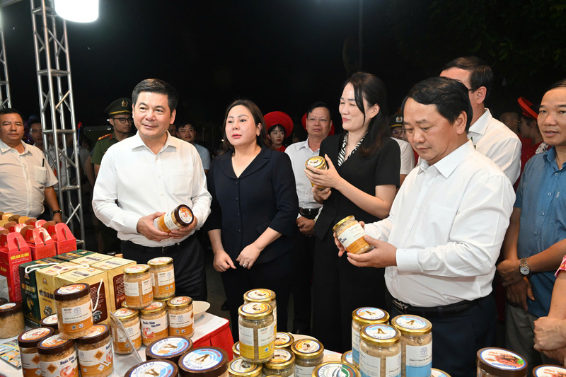 Bộ trưởng Nguyễn Hồng Diên tham quan gian hàng tại hội chợ. Ảnh: Cấn Dũng