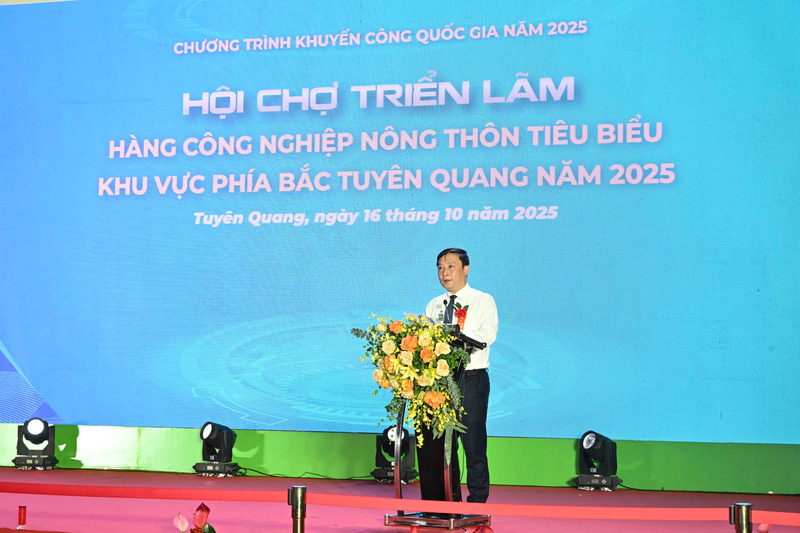 Ông Hoàng Anh Cương, Giám đốc Sở Công Thương Tuyên Quang phát biểu khai mạc. Ảnh: Cấn Dũng