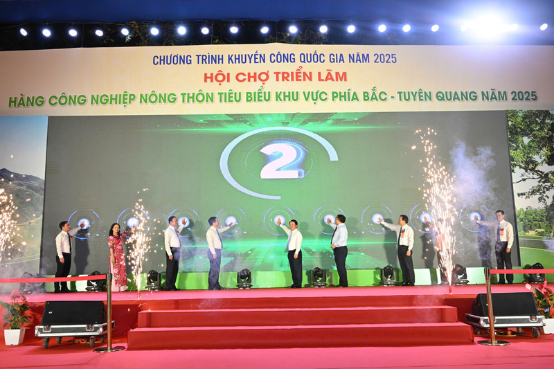Các đại biểu thực hiện nghi thức khai mạc hội chợ. Ảnh: Cấn Dũng