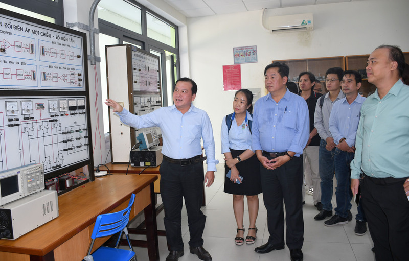 Đại biểu tham quan không gian sáng tạo, khu vực R&D tại Trường Đại học Bách Khoa. Ảnh: Minh Khuê.