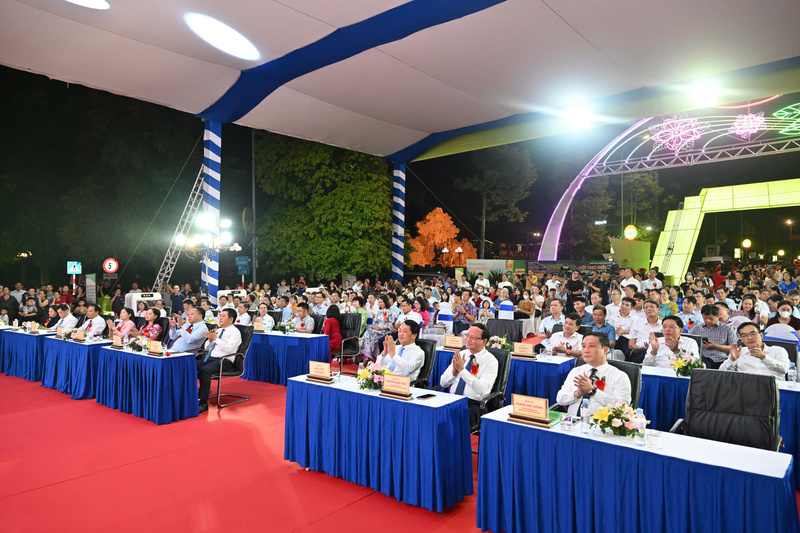 Hội chợ triển lãm hàng công nghiệp nông thôn tiêu biểu khu vực phía Bắc - Tuyên Quang năm 2025 thu hút đông đảo đại biểu, nhân dân các dân tộc trong và ngoài tỉnh tham gia. Ảnh: Cấn Dũng