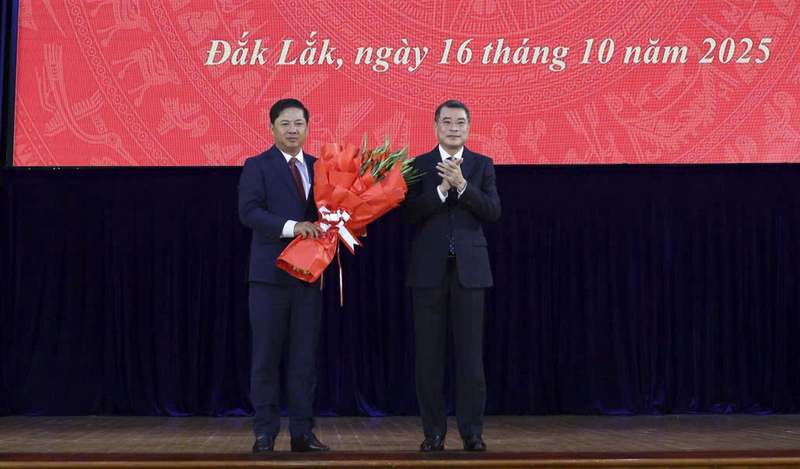 Trưởng Ban Tổ chức Trung ương Lê Minh Hưng tặng hoa chúc mừng tân Bí thư Tỉnh ủy Đắk Lắk Lương Nguyễn Minh Triết. Ảnh: Hoàng Quyên