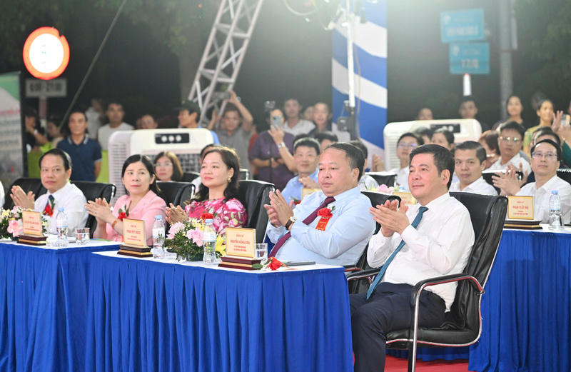 Bộ trưởng Bộ Công Thương Nguyễn Hồng Diên và Chủ tịch UBND tỉnh Tuyên Quang Phan Huy Ngọc cùng các đại biểu. Ảnh: Cấn Dũng