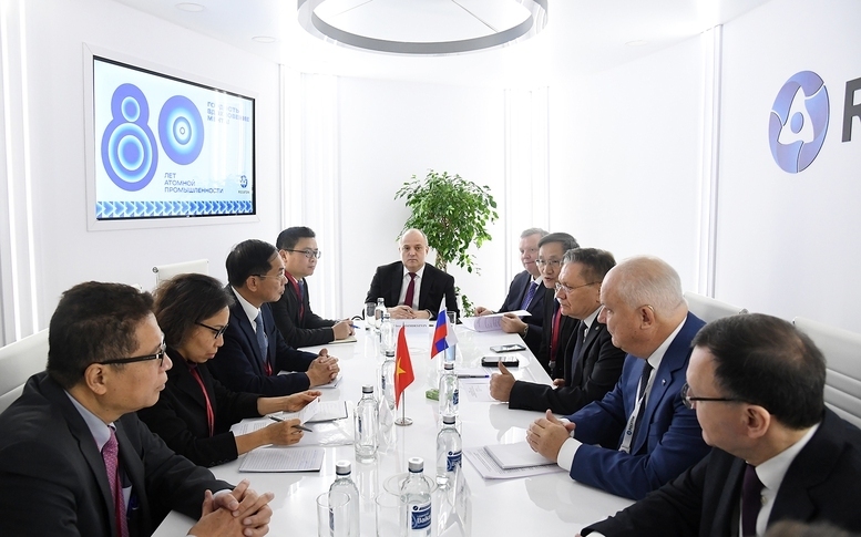 Phó Thủ tướng Chính phủ Bùi Thanh Sơn trao đổi với ông Likhachev, Tổng Giám đốc Rosatom - Ảnh: VGP/Hải Minh
