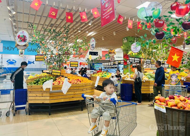 Không khí Tết bắt đầu “ấm dần” tại các siêu thị tại Gia Lai. Ảnh: Hiền Mai