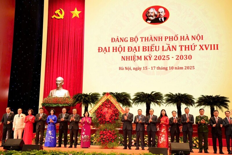 Tổng Bí thư Tô Lâm thay mặt Ban Chấp hành Trung ương Đảng tặng hoa chúc mừng Đại hội đại biểu Đảng bộ TP. Hà Nội lần thứ XVIII, nhiệm kỳ 2025 - 2030. Ảnh: Hậu Lộc.