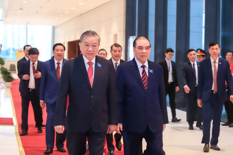 Tổng Bí thư Tô Lâm và nguyên Tổng Bí thư Nông Đức Mạnh đến dự Đại hội. Ảnh: HN