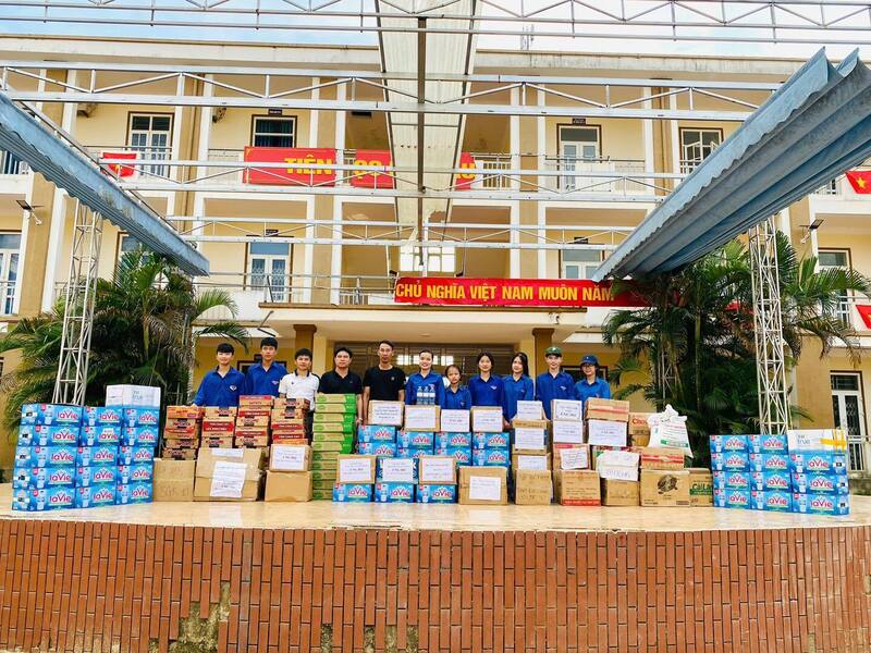Thầy trò Trường THPT Đoàn Kết – Hai Bà Trưng (Hà Nội) ủng hộ học sinh tại Cao Bằng và Nghệ An. Ảnh: NTCC