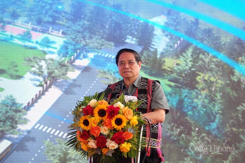 Thủ tướng Phạm Minh Chính phát biểu tại Lễ khởi công dự án Trường phổ thông nội trú, bán trú Tiểu học và THCS xã Tây Giang